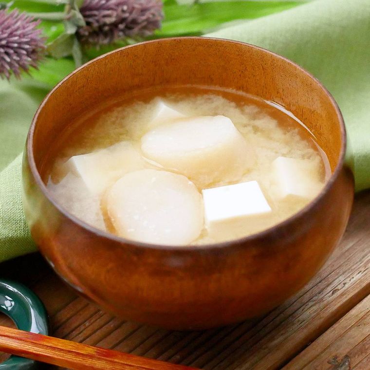 木製の汁椀に盛り付けた麩と豆腐の味噌汁