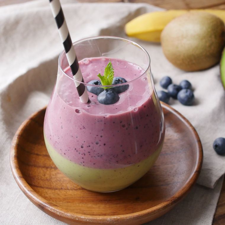 グラスに盛り付けられたキウイとブルーベリーのスムージー
