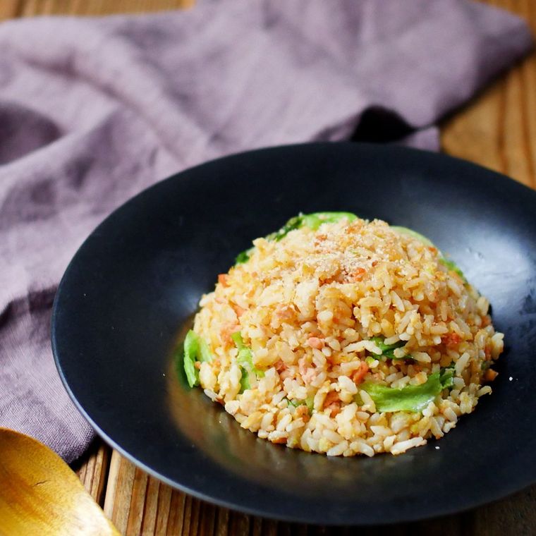 黒い皿に盛られた、鮭フレークチャーハン