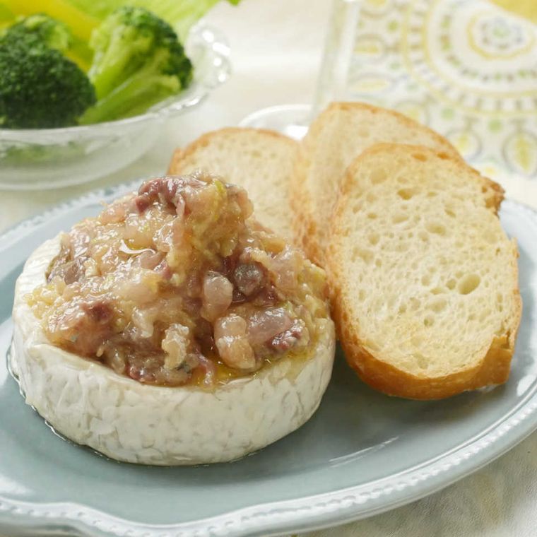 くり抜いたカマンベールチーズにあじのなめろうを入れた料理と、添えられたパン