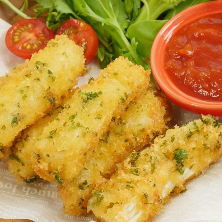 カマンベールチーズフライとトマトやレタスなどの野菜、ディップソース