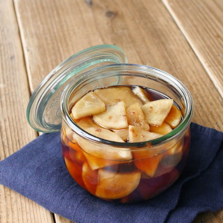 ガラスの保存容器に入れられた大根漬け