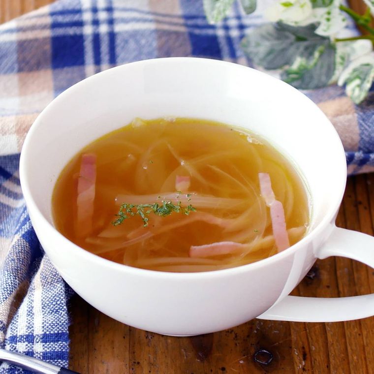 白いカップに入れられた玉ねぎスープ