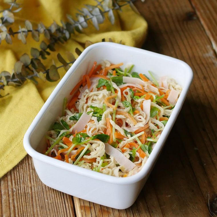 白い保存容器に入れられた切り干し大根のサラダ