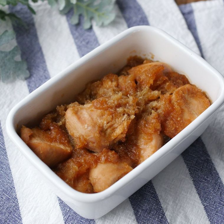 白い保存容器に入れられた鶏むね肉のみぞれしょうが焼き
