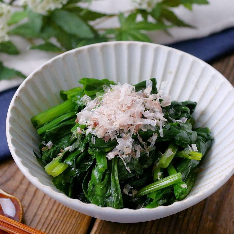 グレーの小鉢に盛りつけられたほうれん草のポン酢和え