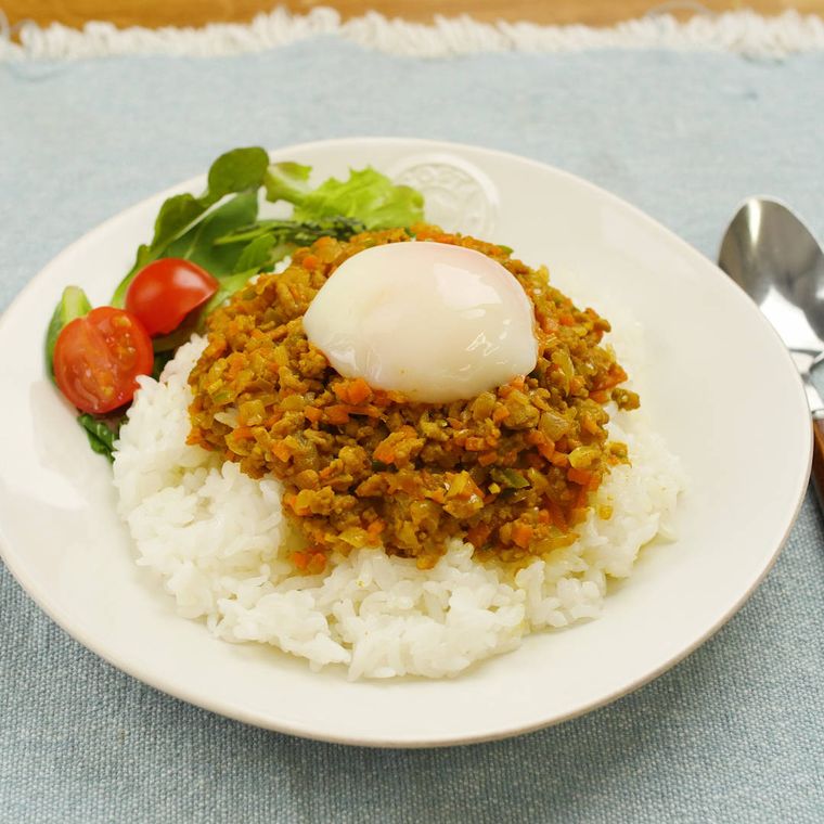 白い皿に盛りつけられた野菜カレー
