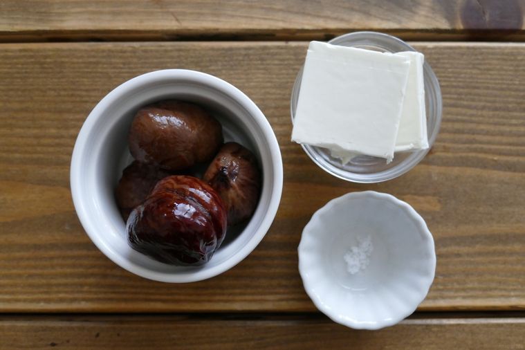 渋皮煮とクリームチーズ、塩が並ぶ木製テーブル