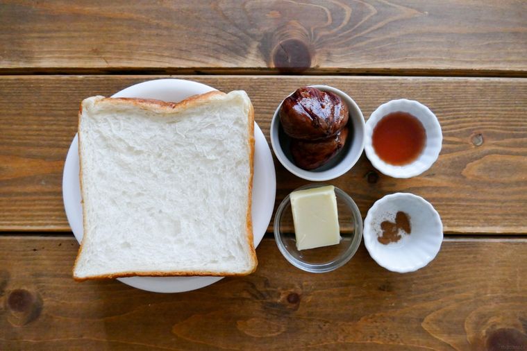 渋皮煮のバタートーストの材料が並ぶ木製テーブル