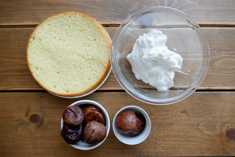 簡単モンブランの材料が並ぶ木製テーブル