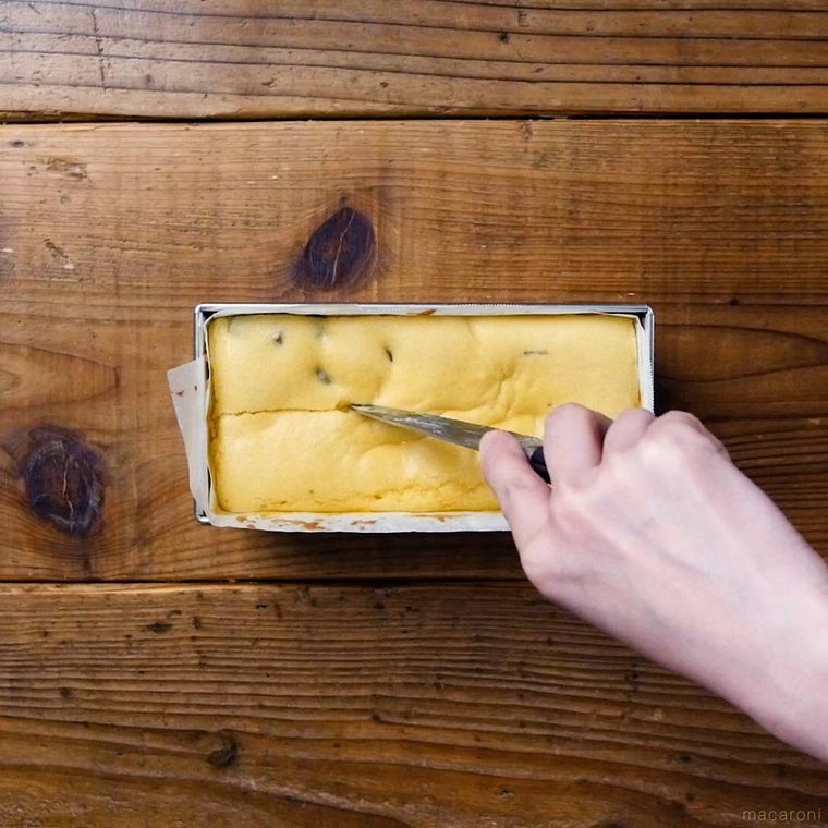 生地表面の中央に切り込みを入れる様子