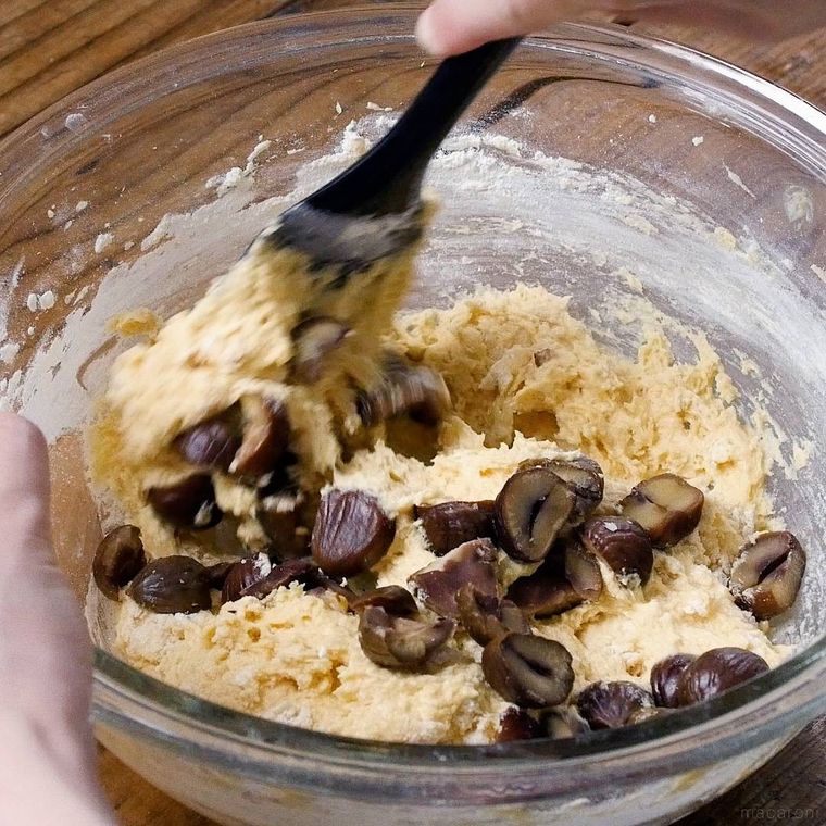 甘栗を加えて混ぜる様子