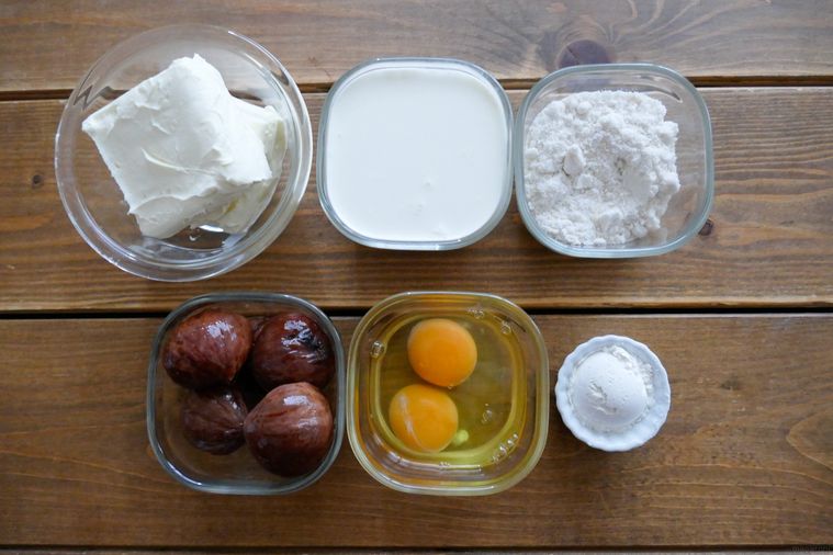 渋皮煮のチーズケーキの材料が並ぶ木製テーブル