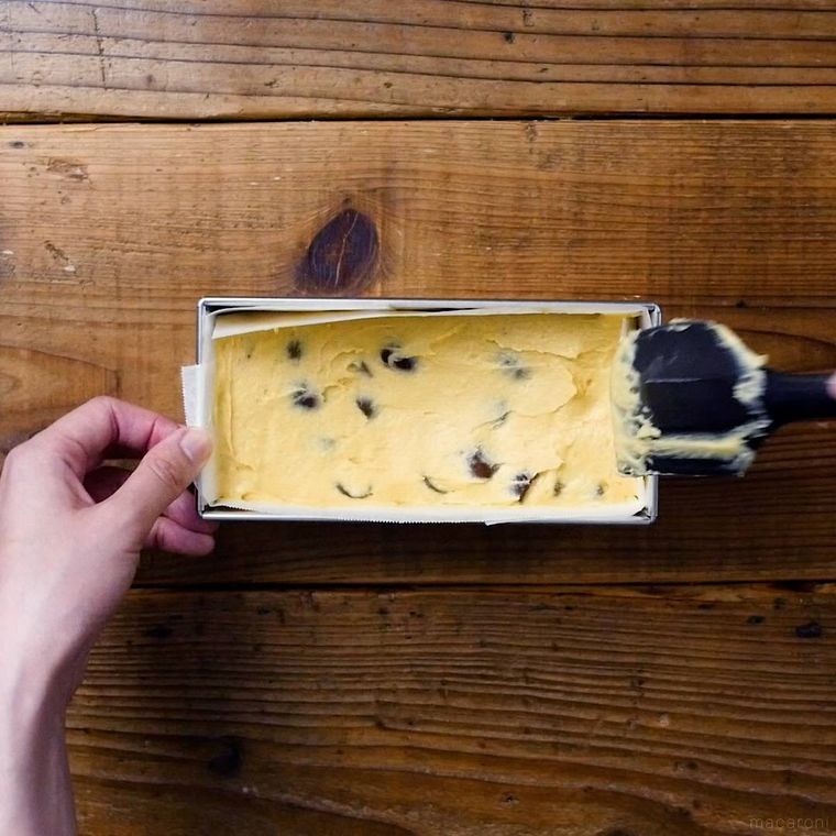 クッキングシートを敷いたパウンド型に生地を入れた様子