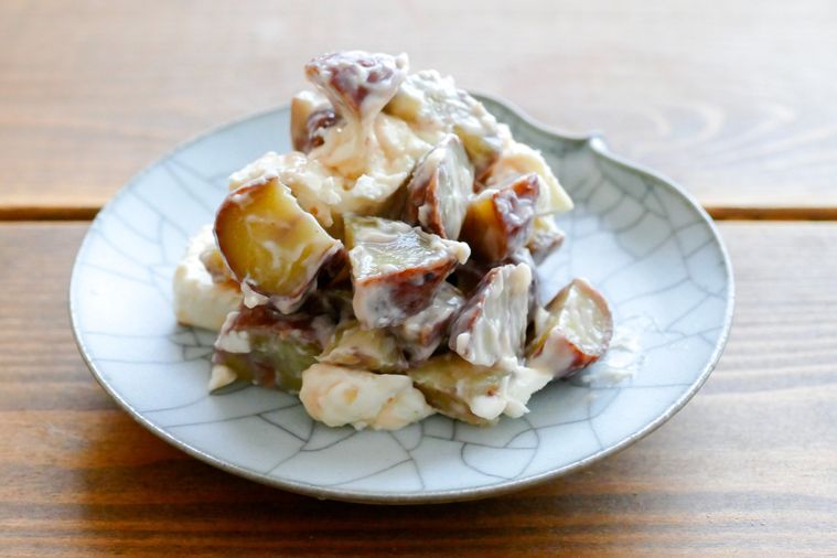 栗の渋皮煮のクリームチーズ和えを盛った皿