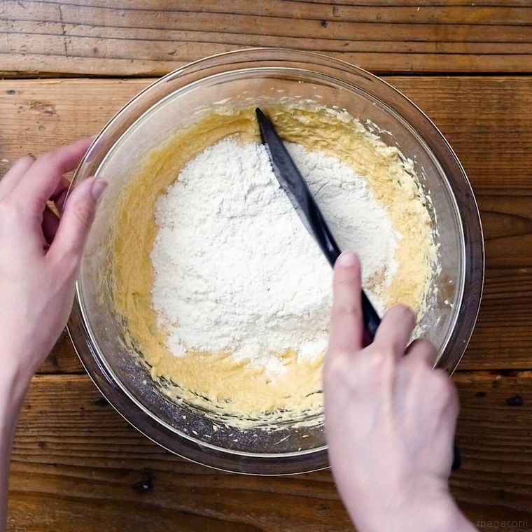 ホットケーキを加えてヘラで混ぜる様子