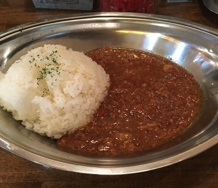 銀の皿に盛られたハヤシライス