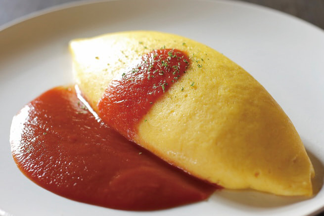 白いお皿の上に盛られた昭和オムライス