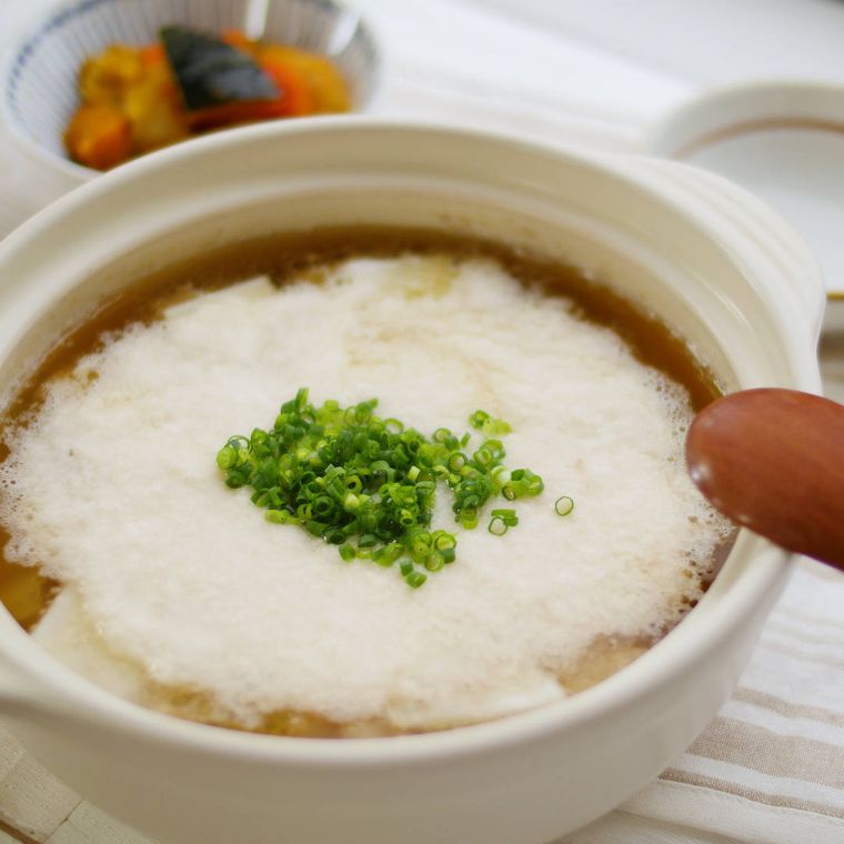 白い鍋に入った鶏つくねと白菜のとろろミルフィーユ鍋