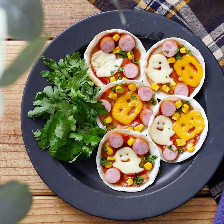 黒い皿に盛り付けられた、ハロウィンの料理