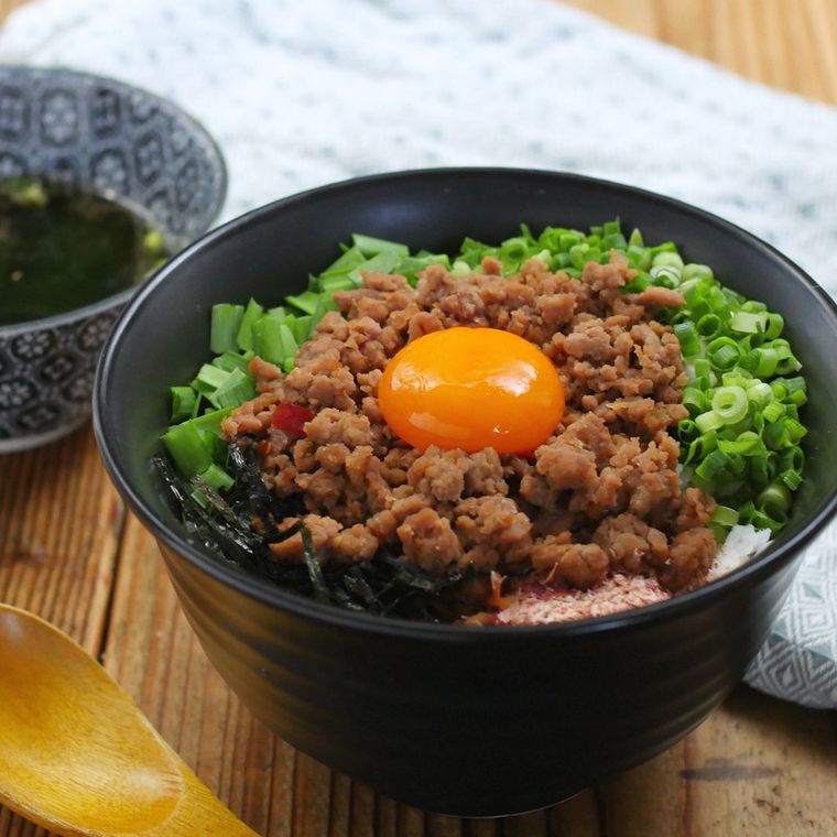 黒い丼に盛り付けた卵黄のせ台湾ミンチ丼