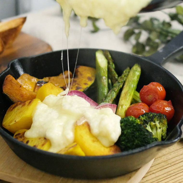 スキレットで作った野菜のラクレットととろけて糸をひくチーズ