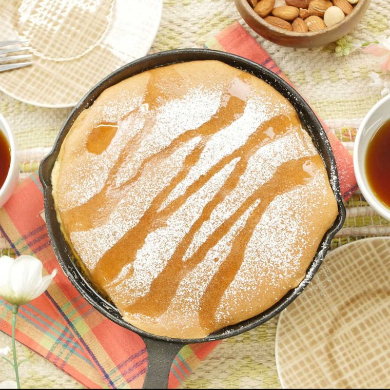 メープルシロップと粉砂糖をかけたスキレットで焼いたカステラ