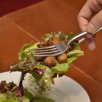 【食べ方のキホン】恵比寿にあるフレンチで聞いたスマートなサラダの取り分け方