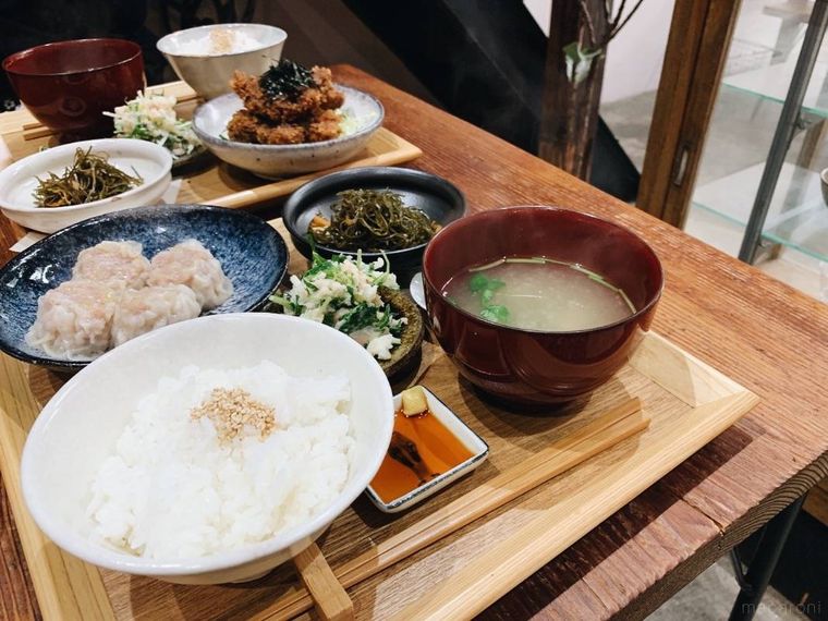 器に盛られたご飯とお味噌汁とシュウマイ