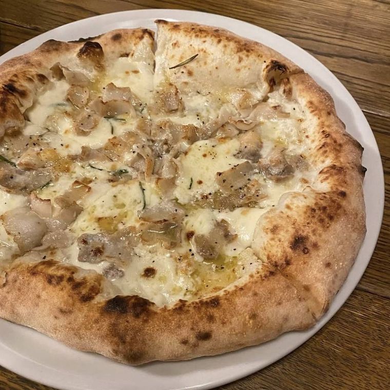 器にのったピザ1枚