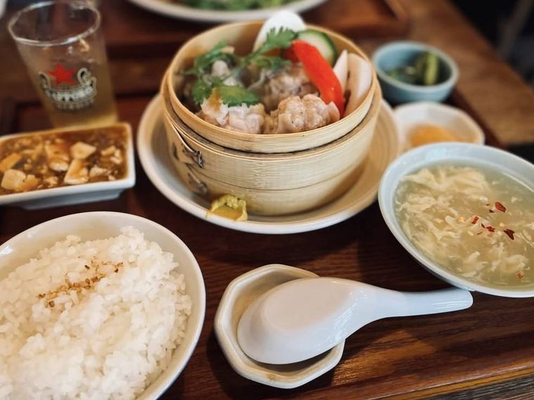蒸籠に入ったシュウマイと器に盛られたご飯やスープ