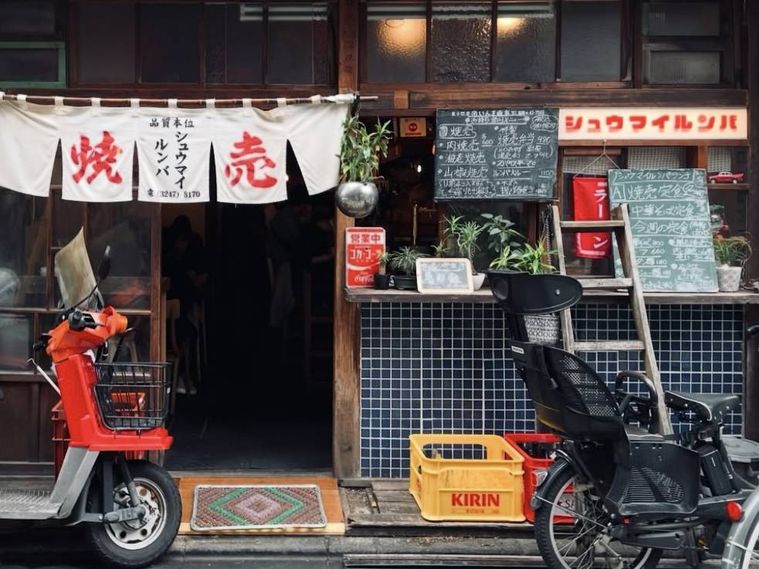 暖簾のかかったシュウマイルンバの外観