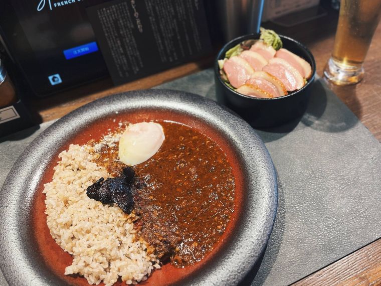 テーブルに置かれたカレーと鴨スライス