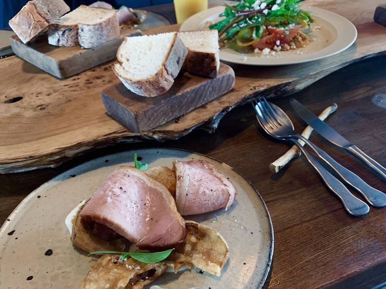 器に盛られたハムやパン