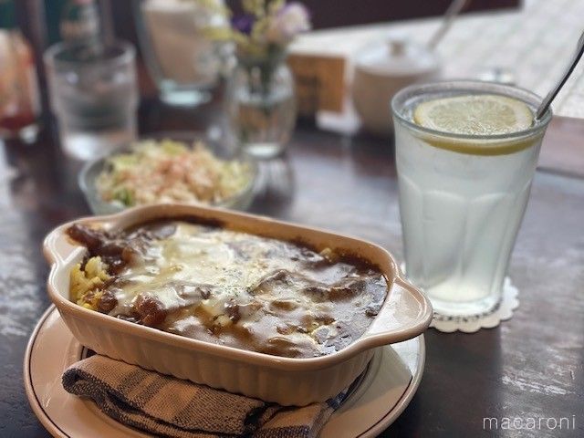テーブルに並ぶチーズカレーとレモンスカッシュ