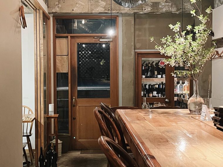 植物が飾られた木目調のダリオの店内