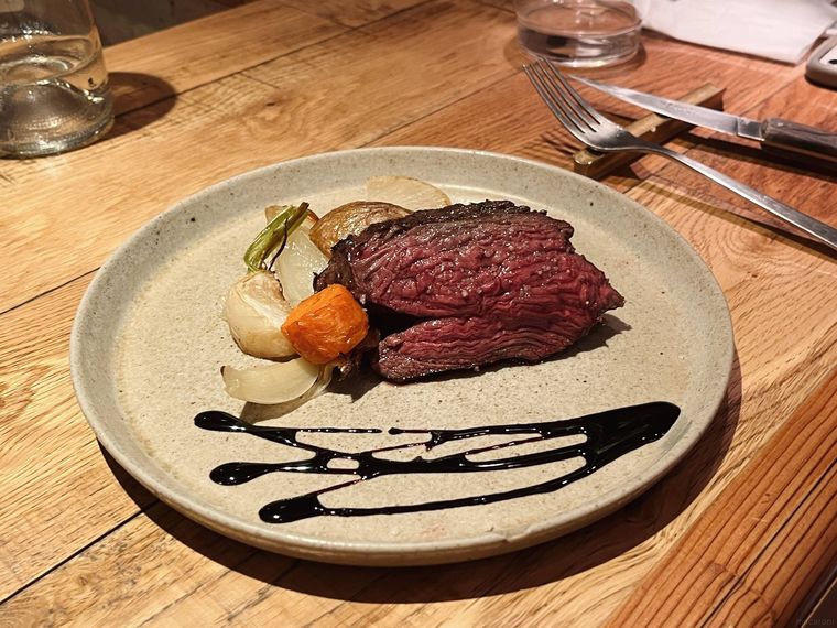 器に盛られた肉と野菜