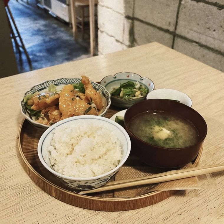 お盆にのったご飯と味噌汁とおかず