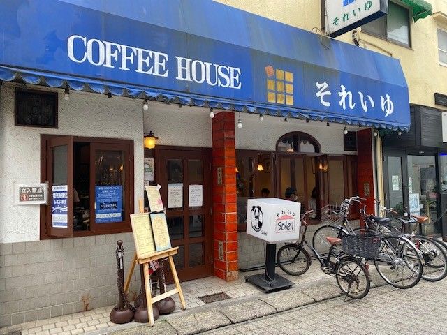 青い日よけが印象的なそれいゆ店頭