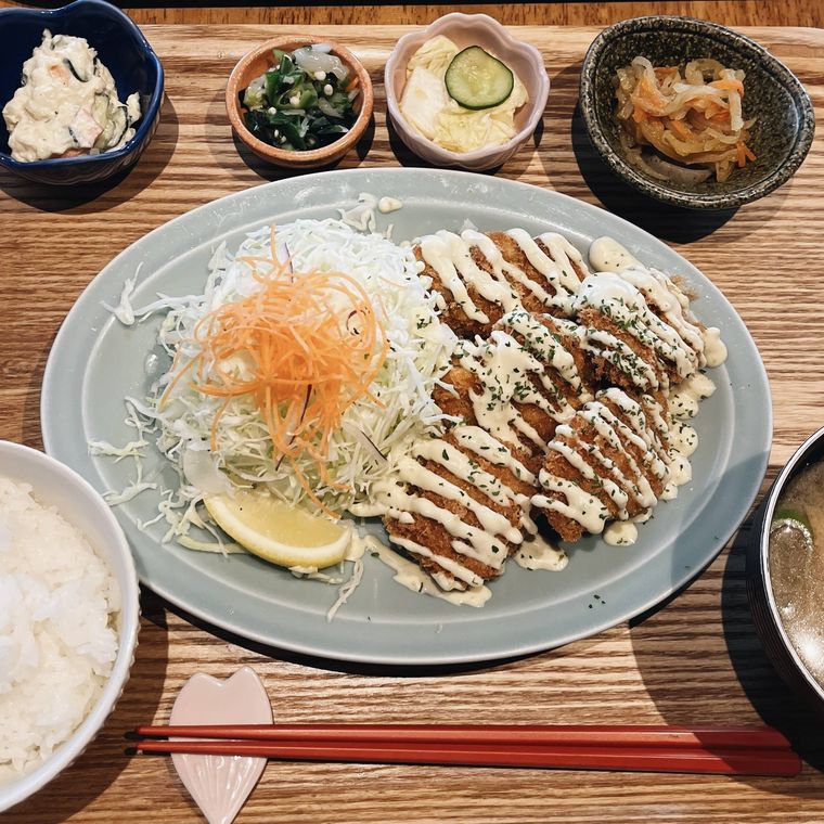 器に盛られたまぐろカツと副菜、ご飯、お味噌汁