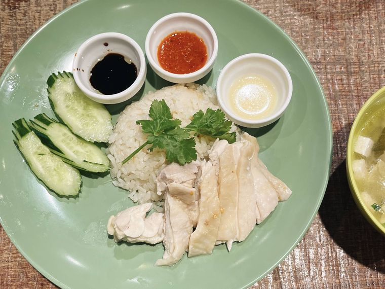 器に盛られたカオマンガイと野菜とタレ