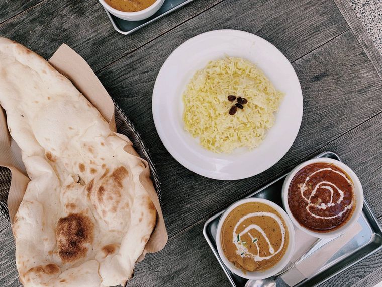 器に盛られたサフランライスとカレーとナン