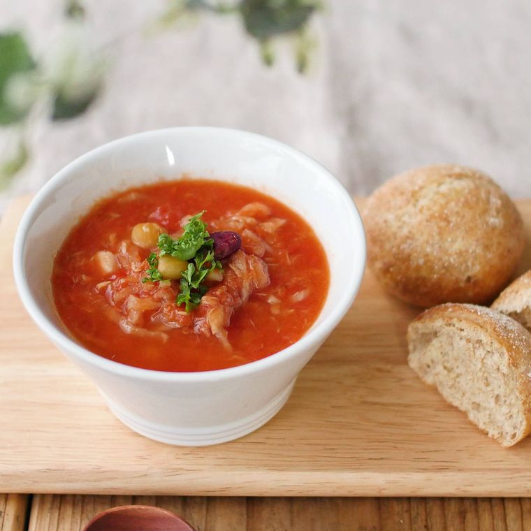 白いカップに盛りつけられたツナ缶と切り干し大根のトマトスープ