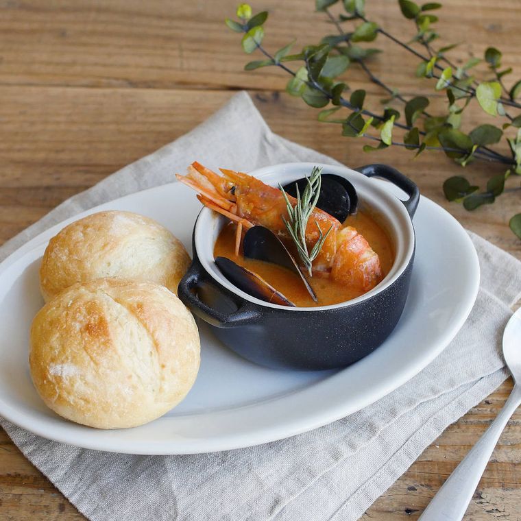 白い皿に盛りつけられたムール貝とえび入りのアメリケーヌスープ