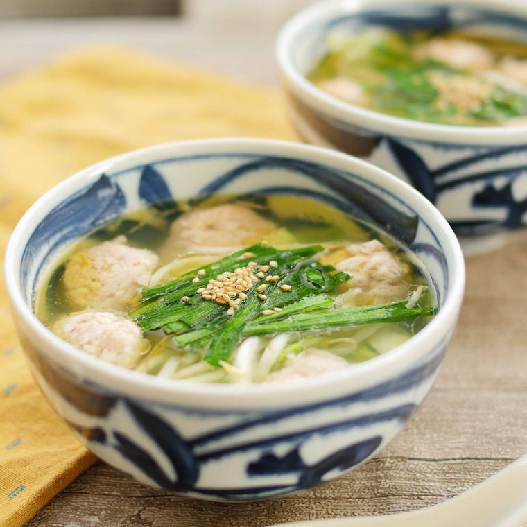 お椀に入っている鶏団子とキャベツ、もやしの塩味スープ