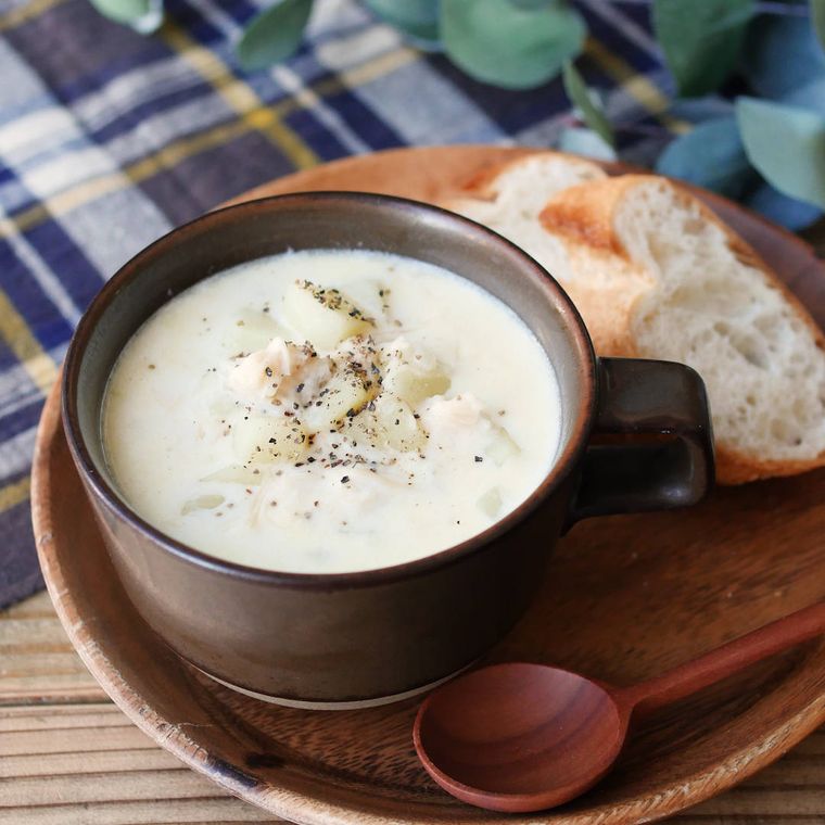 チョコレート色のカップに盛りつけられたボストンクラムチャウダー