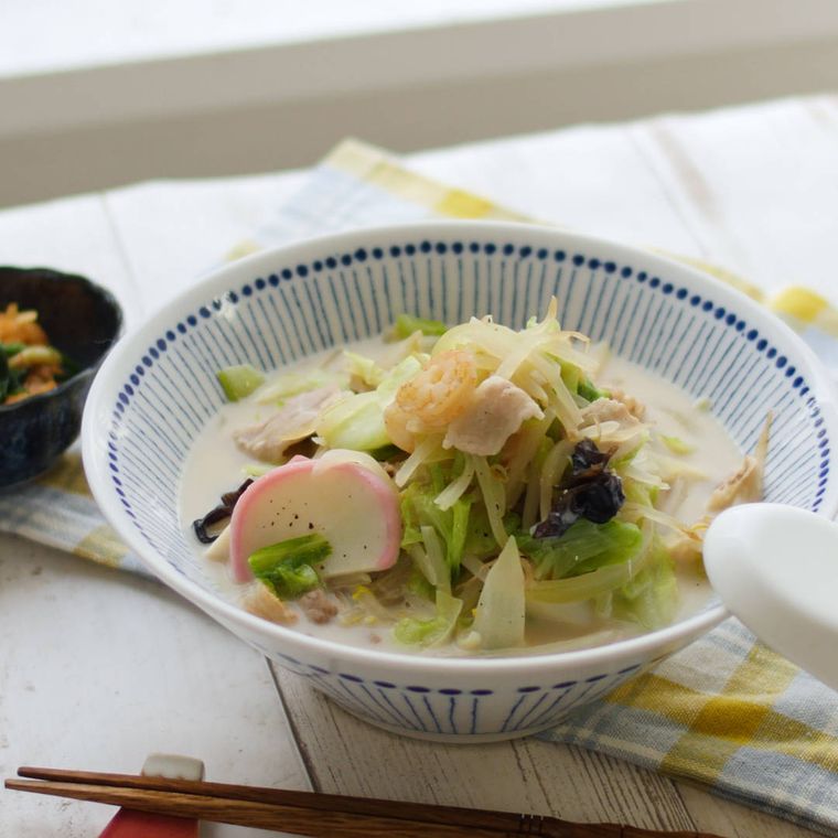 青と白のストライプ柄の深皿に入っているちゃんぽん風スープ