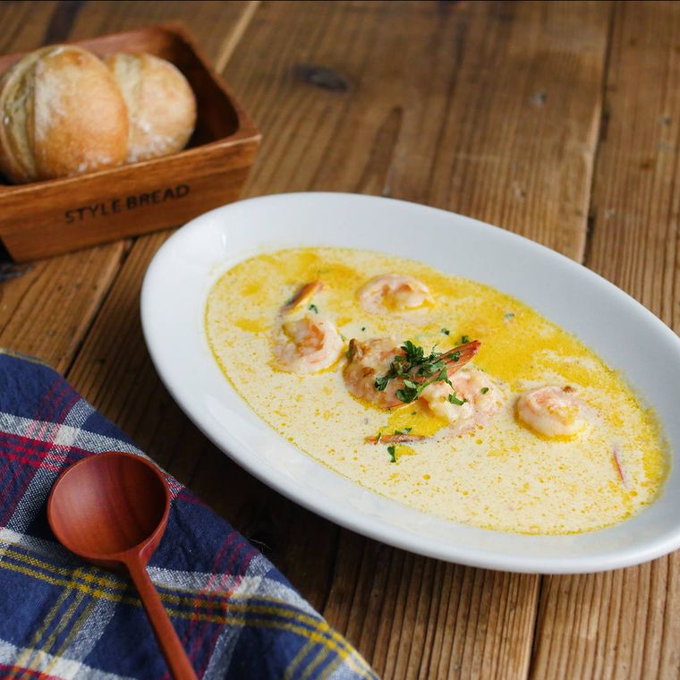 白い長皿に盛りつけられているえびとうにの濃厚クリームスープ