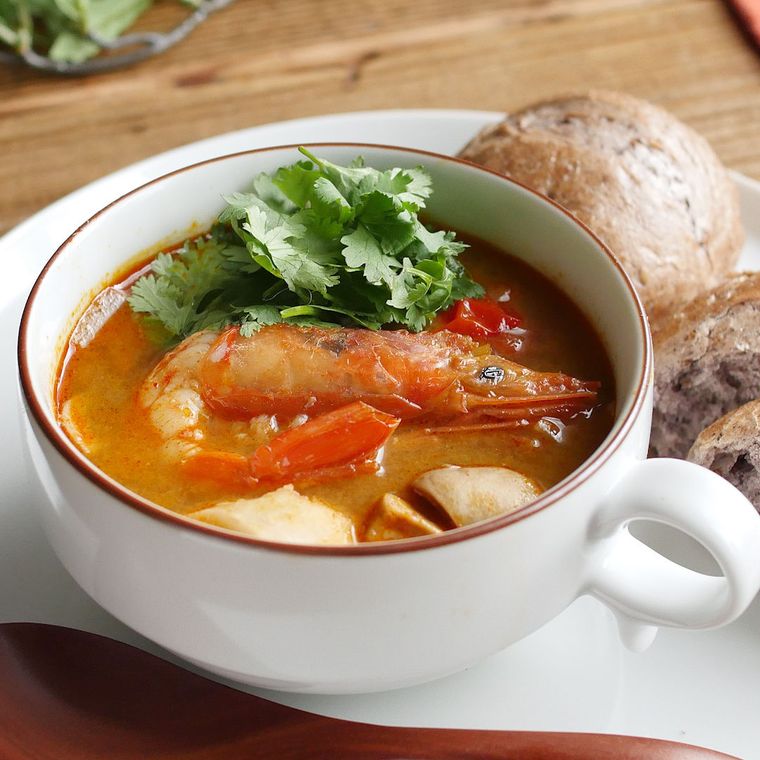 白いカップに盛りつけられたトムヤムクン風の野菜たっぷりスープ