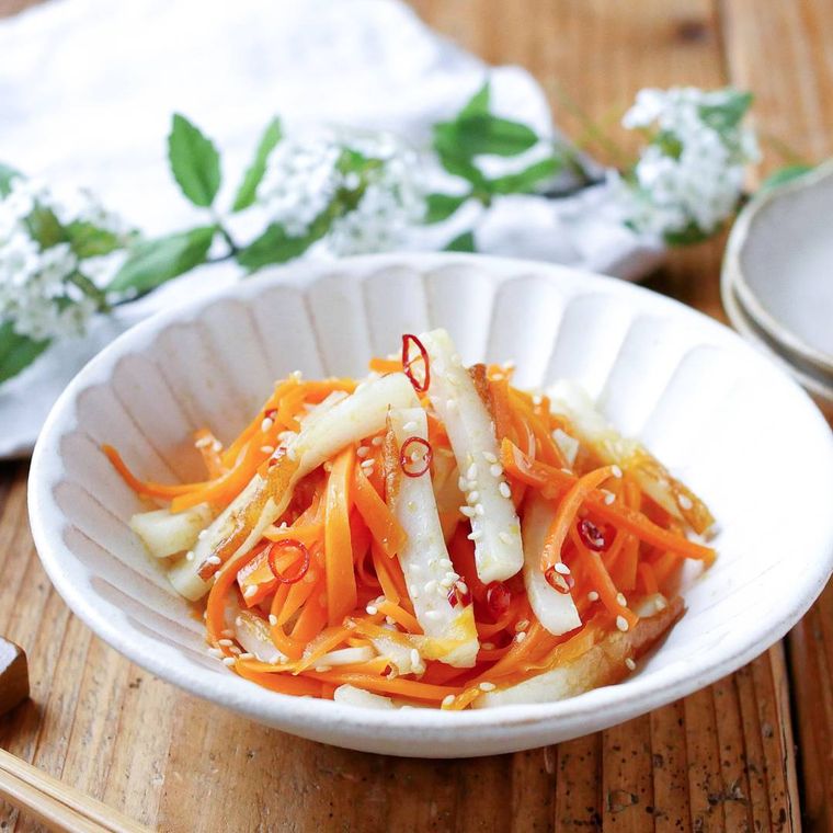 白い小鉢に盛りつけられたちくわとにんじんの旨塩きんぴら